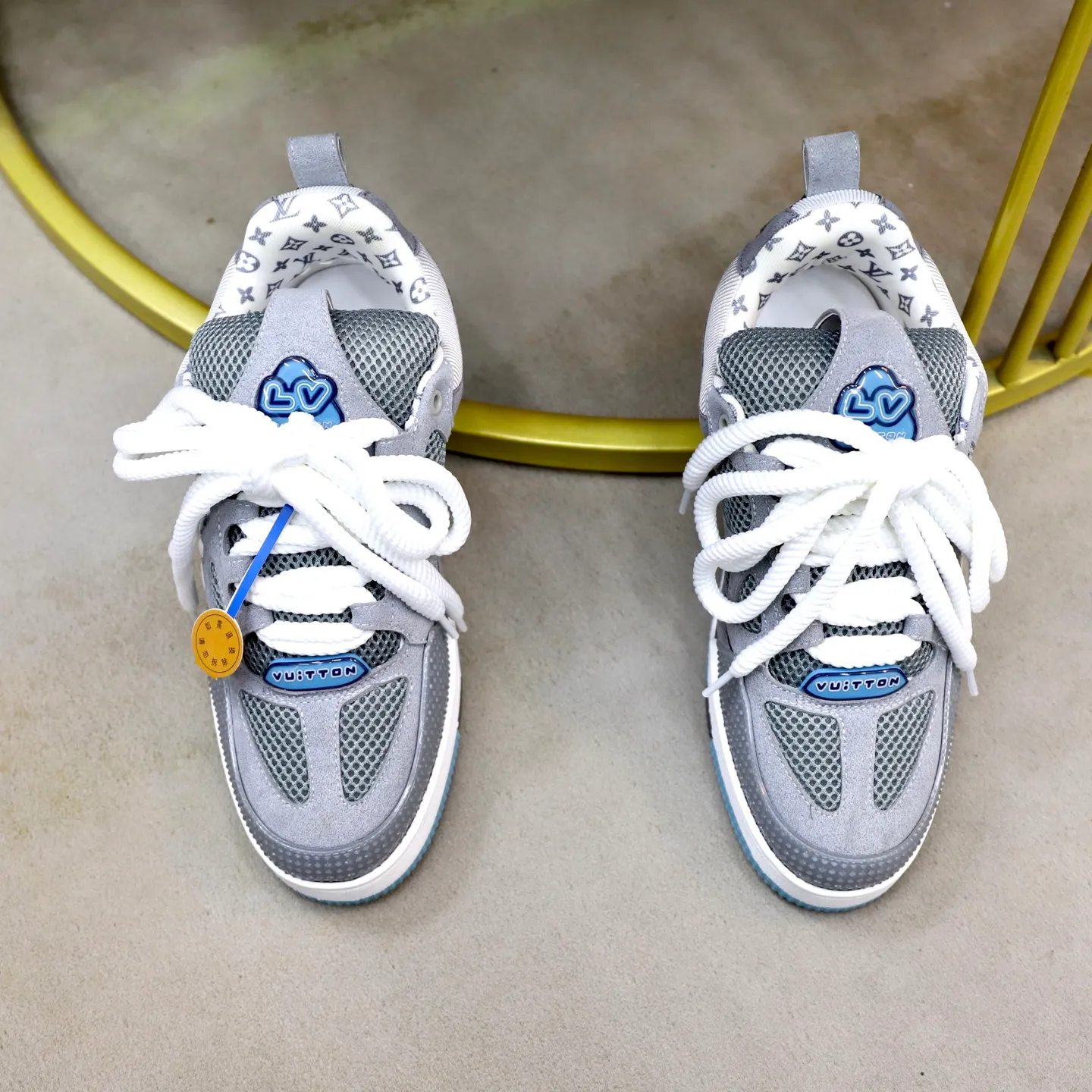 Ex-factory price: 860💰LV Couple👫Louis Vuitton TRAINER sneakers classic Louis Vuitton men's artistic director Virgil Abloh picked inspiration to create this LV Trainer sneaker. Yingze crystal inlays present a colorful effect. VS can be matched with two gorgeous effect colors. The LV letter logo badge on the tongue is gorgeous and noble. The LV letter is decorated on the side. The outsole is decorated with a Monogram flower pattern. It shows the trend of elegance and nobility! Men's and women's models: 35-46